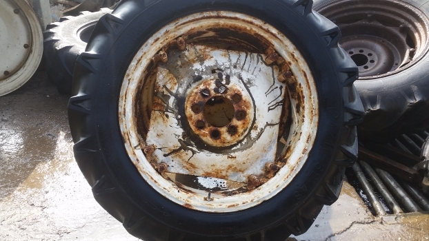 Ford 4000 Rear Wheel And Tyre 12.4/11-32. Please Check By Description - Колесо для Тракторов: фото 1 Ford 4000 Rear Wheel And Tyre 12.4/11-32. Please Check By Description - Колесо для Тракторов: фото 1