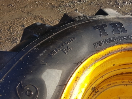 Ford 4550 Rear Wheel Rim And Tyre 18.4-26, 1 Inch Grip, 6 Inches Centre Hole - Колесо для Тракторов: фото 3 Ford 4550 Rear Wheel Rim And Tyre 18.4-26, 1 Inch Grip, 6 Inches Centre Hole - Колесо для Тракторов: фото 3