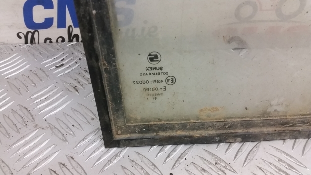 Ford New Holland Cab Low Panel Glass With Frame Rh 83931985 E2nn94000r68aa - Стекло и запчасти для Тракторов: фото 2 Ford New Holland Cab Low Panel Glass With Frame Rh 83931985 E2nn94000r68aa - Стекло и запчасти для Тракторов: фото 2