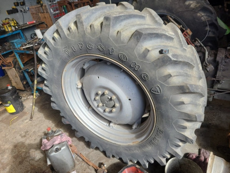 Massey Ferguson 265, 275, 290, 298 Rear Wheel And Tyre 16.9r34 - Колесо: фото 1 Massey Ferguson 265, 275, 290, 298 Rear Wheel And Tyre 16.9r34 - Колесо: фото 1