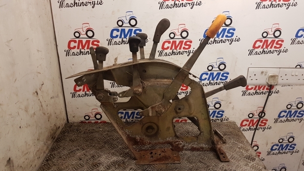 Massey Ferguson 4255 Cab Lift Rear Console Controls 3814519m92 - Кабина и интерьер для Тракторов: фото 5 Massey Ferguson 4255 Cab Lift Rear Console Controls 3814519m92 - Кабина и интерьер для Тракторов: фото 5