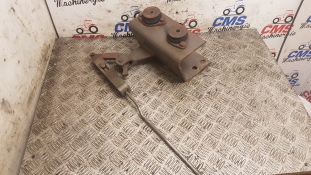 Massey Ferguson 690, 698, 699 Cab Suspension Bracket Mounting Rhs 1679774m93 - Подвеска кабины для Тракторов: фото 1 Massey Ferguson 690, 698, 699 Cab Suspension Bracket Mounting Rhs 1679774m93 - Подвеска кабины для Тракторов: фото 1