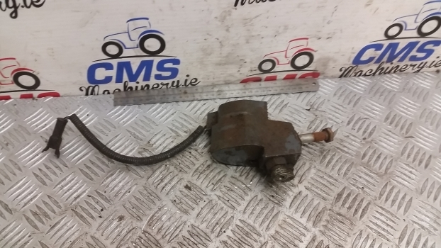 New Holland Ts 110 Rear Differential Lock Actuator Valve 82010832 - Дифференциал для Тракторов: фото 2 New Holland Ts 110 Rear Differential Lock Actuator Valve 82010832 - Дифференциал для Тракторов: фото 2