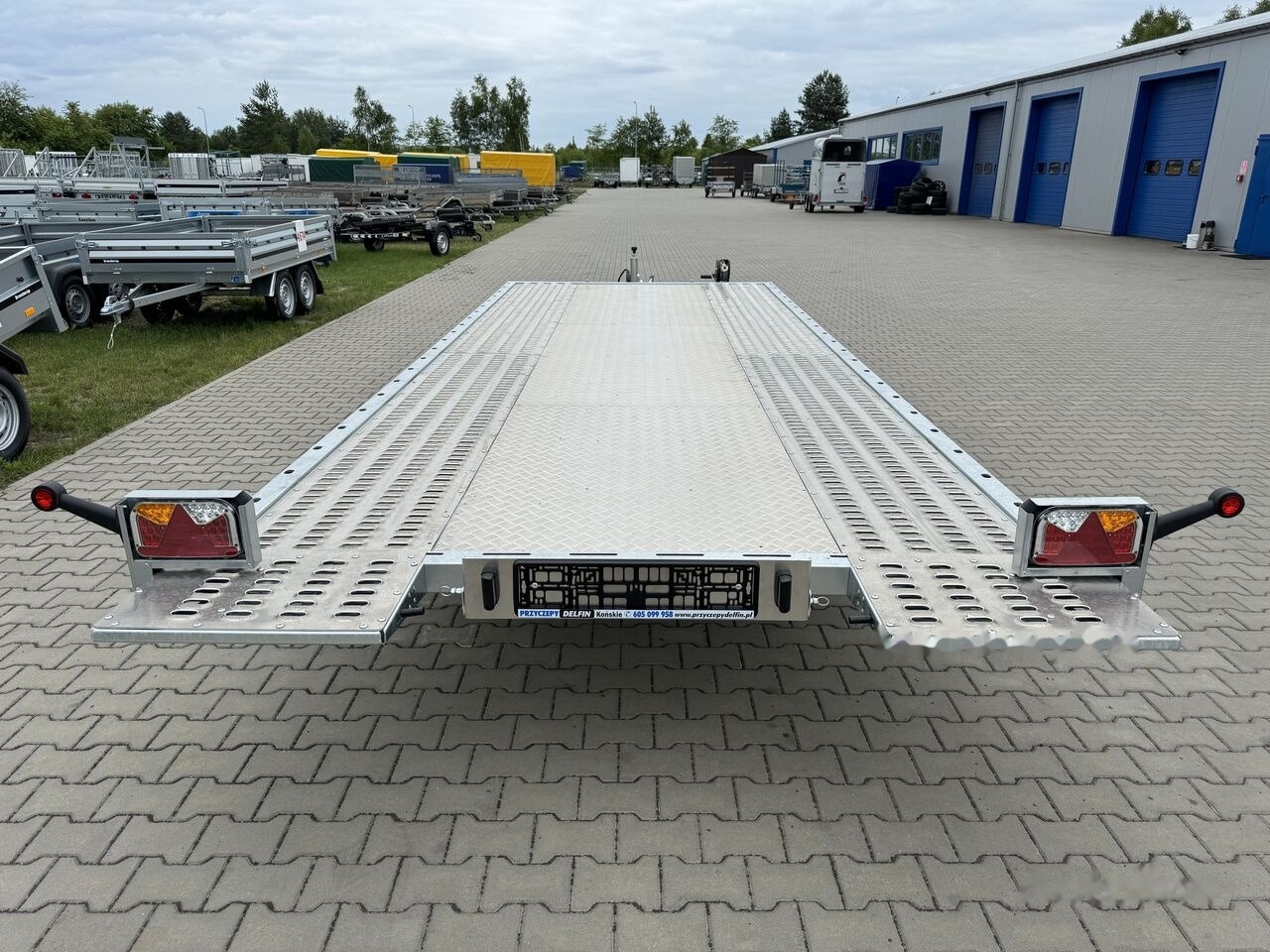 Lorries PLI35-5521 laweta 550x210 cm 2-osiowa 3500kg DMC uchylna - Прицеп-автовоз: фото 4 Lorries PLI35-5521 laweta 550x210 cm 2-osiowa 3500kg DMC uchylna - Прицеп-автовоз: фото 4
