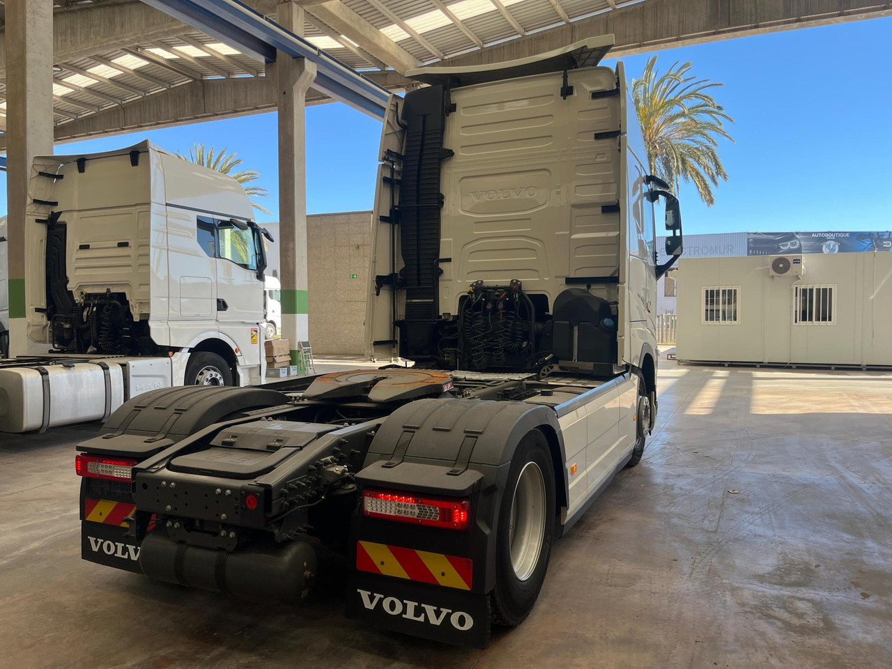 Volvo FH 460 Globetrotter XL i-Save I-ParkCool - Тягач: фото 4 Volvo FH 460 Globetrotter XL i-Save I-ParkCool - Тягач: фото 4