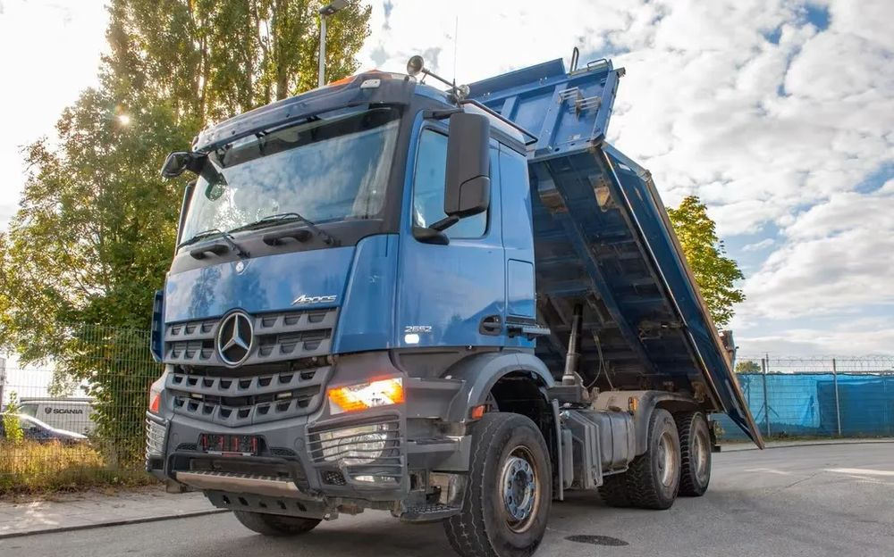 Mercedes-Benz Arocs 2652 6x4 – Wywrotka trójstronna Meiller z Bordmatik (Euro 6) - Самосвал: фото 1 Mercedes-Benz Arocs 2652 6x4 – Wywrotka trójstronna Meiller z Bordmatik (Euro 6) - Самосвал: фото 1