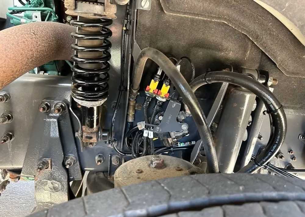 Volvo FM420 6x2 z zabudową budowlaną  / oś podnoszona i skrętna / HDS Atlas / Euro 6 / 238 000 km - Грузовик бортовой/ Платформа, Автоманипулятор: фото 5 Volvo FM420 6x2 z zabudową budowlaną  / oś podnoszona i skrętna / HDS Atlas / Euro 6 / 238 000 km - Грузовик бортовой/ Платформа, Автоманипулятор: фото 5