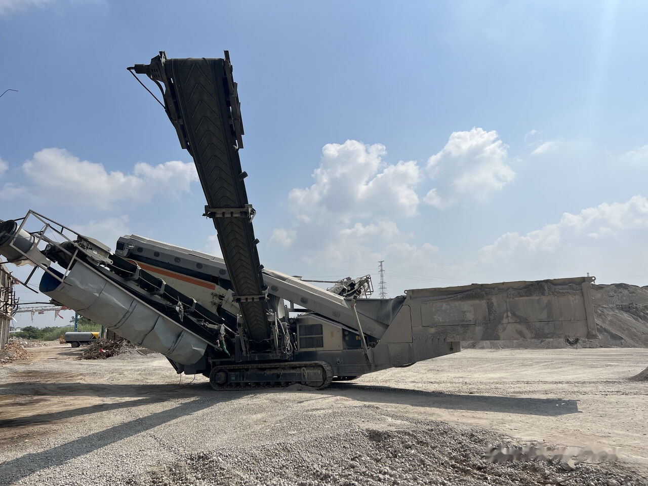 Metso LOKOTRACK ST4.8 SCALPER STONE VIBRATING SCREEN - Мобильная дробилка: фото 2 Metso LOKOTRACK ST4.8 SCALPER STONE VIBRATING SCREEN - Мобильная дробилка: фото 2