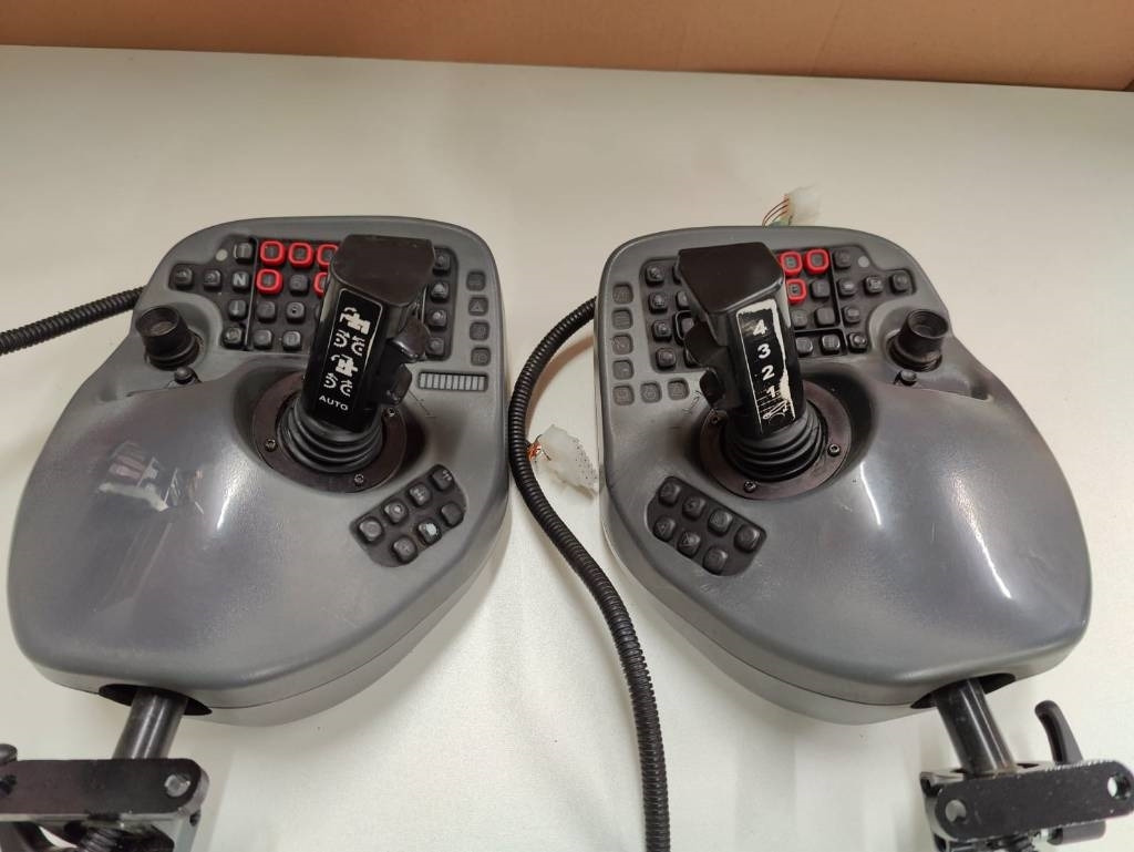 Komatsu Joysticks - Электрическая система для Лесозаготовительной техники: фото 2 Komatsu Joysticks - Электрическая система для Лесозаготовительной техники: фото 2