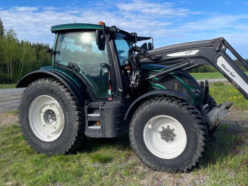 Valtra N154E Versu SmartTouch MR19 Valtra N154E Versu SmartTouch MR19 med frontlastare Quicke Q5M - Трактор: фото 4 Valtra N154E Versu SmartTouch MR19 Valtra N154E Versu SmartTouch MR19 med frontlastare Quicke Q5M - Трактор: фото 4