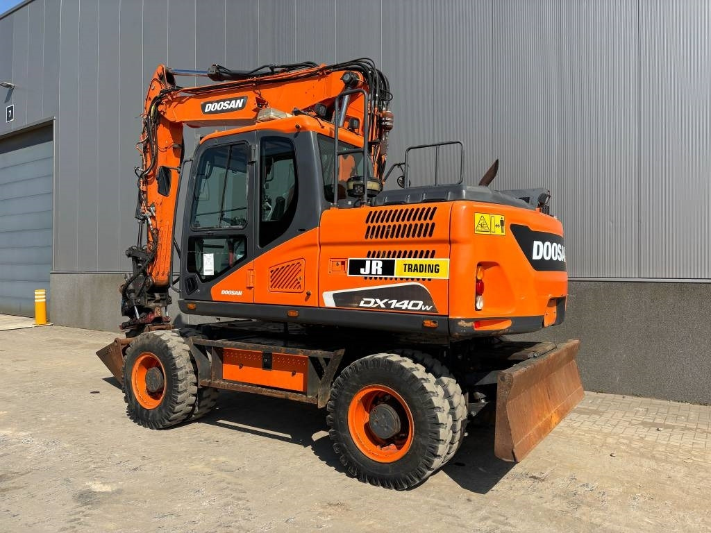 Doosan DX 140 W-5 (R5 Rototilt) - Колёсный экскаватор: фото 3 Doosan DX 140 W-5 (R5 Rototilt) - Колёсный экскаватор: фото 3
