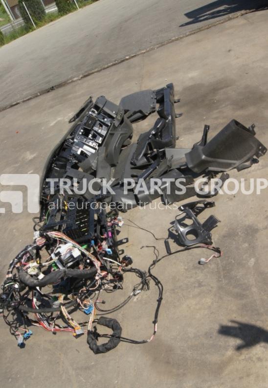 VOLVO FH4 EURO6, EURO 6 emission dashboard console, instrument panel, switch panel, cover, frame, section, drawer, storage shelf, 82282401, 82213636, 84045796, 82271583, 82352829, 82353693, 21431364, - Кабина и интерьер для Грузовиков: фото 1 VOLVO FH4 EURO6, EURO 6 emission dashboard console, instrument panel, switch panel, cover, frame, section, drawer, storage shelf, 82282401, 82213636, 84045796, 82271583, 82352829, 82353693, 21431364, - Кабина и интерьер для Грузовиков: фото 1