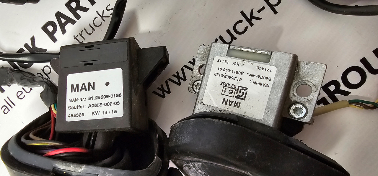 MAN MAN TGX / TGS EURO6 steering controllers set, driving position buttons, steering column switch, steering stalk 81255016035, 81464306026, 81258056006, 81255090159, 81255090188, 81259370064, 81258056005 - Запчасти для Грузовиков: фото 3 MAN MAN TGX / TGS EURO6 steering controllers set, driving position buttons, steering column switch, steering stalk 81255016035, 81464306026, 81258056006, 81255090159, 81255090188, 81259370064, 81258056005 - Запчасти для Грузовиков: фото 3