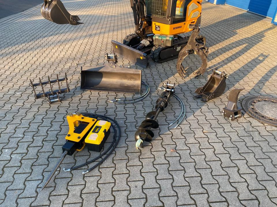 Minibagger BK2000NKSR inkl. Zubehörpaket *INKL.19% MWST*BERGER KRAUS*KUBOTA* KLIMA*SCHWENKARM*VERSTELLFAHRWERK* - Мини-экскаватор: фото 3 Minibagger BK2000NKSR inkl. Zubehörpaket *INKL.19% MWST*BERGER KRAUS*KUBOTA* KLIMA*SCHWENKARM*VERSTELLFAHRWERK* - Мини-экскаватор: фото 3