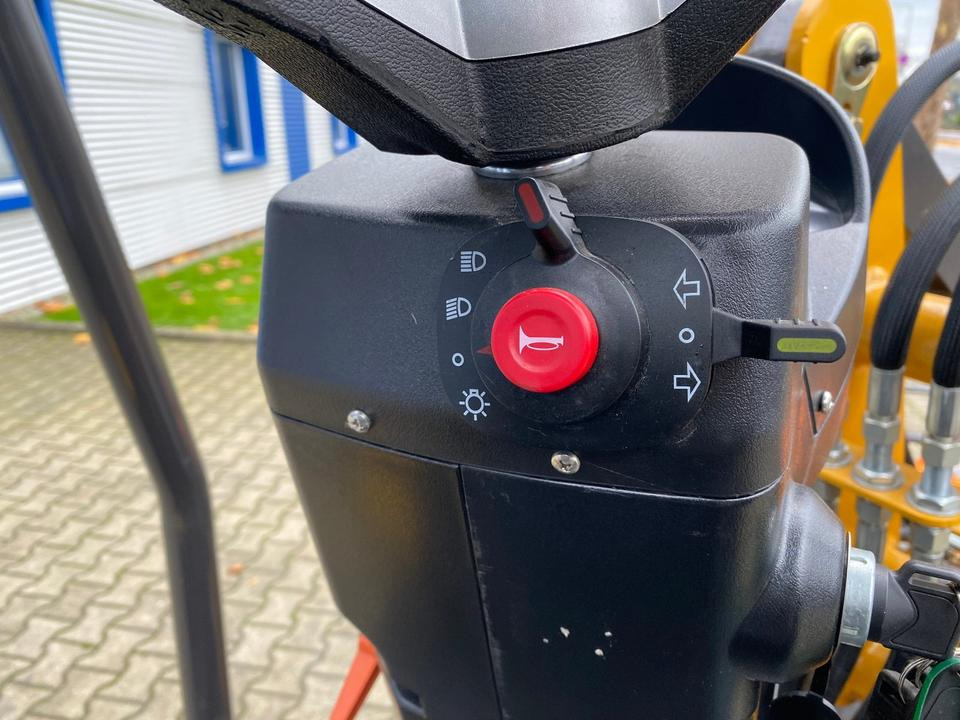 Компактный фронтальный погрузчик Radlader/Hoflader BK906 inkl. Winter-Komplettpaket *INKL.19% MWST.*BERGER KRAUS*PERKINS*EURO*SOFORT!*: фото 10 Компактный фронтальный погрузчик Radlader/Hoflader BK906 inkl. Winter-Komplettpaket *INKL.19% MWST.*BERGER KRAUS*PERKINS*EURO*SOFORT!*: фото 10