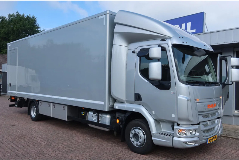 DAF LF 210 FA Zilver metallic bak + klep Dhollandia 1500 kg + rol stops, Comfort cabine. - Грузовик с закрытым кузовом: фото 2 DAF LF 210 FA Zilver metallic bak + klep Dhollandia 1500 kg + rol stops, Comfort cabine. - Грузовик с закрытым кузовом: фото 2