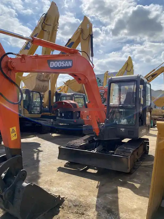 Doosan DH55-V Used Excavator Crawler Excavator Second Hand Japan Engine DH55-V Doosan Excavator in stock for sale - Мини-экскаватор: фото 4 Doosan DH55-V Used Excavator Crawler Excavator Second Hand Japan Engine DH55-V Doosan Excavator in stock for sale - Мини-экскаватор: фото 4