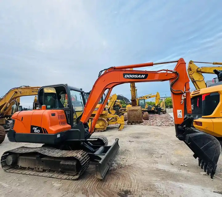 Nice Performance 6t Small Used Excavator,Original Korea Doosan Used Excavators Doosan Dx60 For Sale In Shanghai - Гусеничный экскаватор: фото 3 Nice Performance 6t Small Used Excavator,Original Korea Doosan Used Excavators Doosan Dx60 For Sale In Shanghai - Гусеничный экскаватор: фото 3