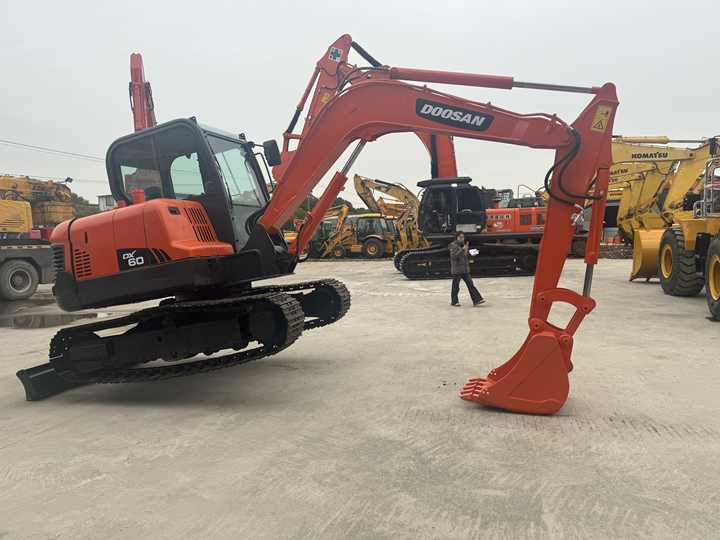 Nice Performance 6t Small Used Excavator,Original Korea Doosan Used Excavators Doosan Dx60 for Sale - Гусеничный экскаватор: фото 3 Nice Performance 6t Small Used Excavator,Original Korea Doosan Used Excavators Doosan Dx60 for Sale - Гусеничный экскаватор: фото 3