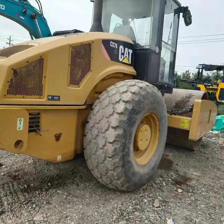 Used 18 ton Caterpillar Road Roller CAT CS76T Road Paving Machinery Soil Compactor made in USA - Дорожный каток: фото 1 Used 18 ton Caterpillar Road Roller CAT CS76T Road Paving Machinery Soil Compactor made in USA - Дорожный каток: фото 1