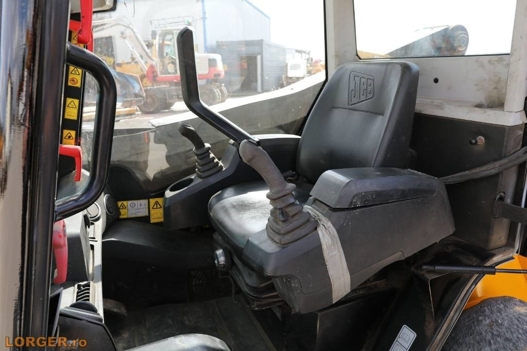 Мини-погрузчик с бортовым поворотом JCB 260 ECO: фото 8