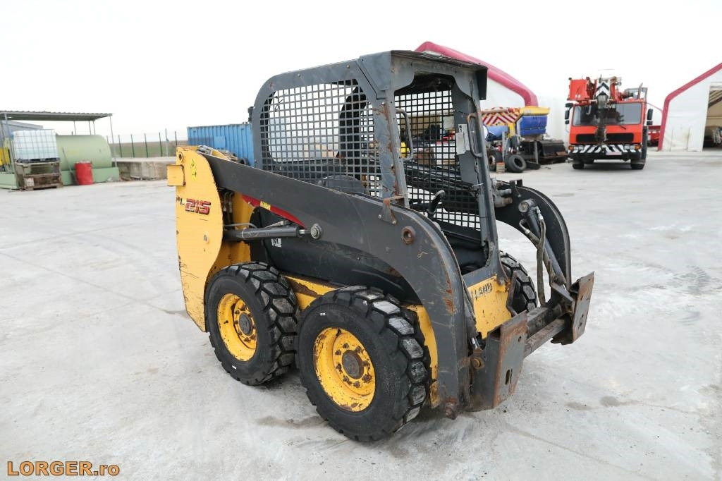 New Holland L 215 - Мини-погрузчик с бортовым поворотом: фото 4 New Holland L 215 - Мини-погрузчик с бортовым поворотом: фото 4