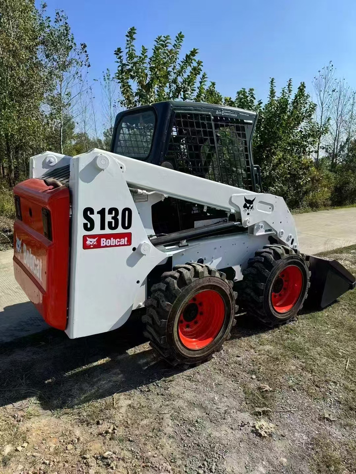 Bobcat S130 - Мини-погрузчик с бортовым поворотом: фото 1 Bobcat S130 - Мини-погрузчик с бортовым поворотом: фото 1