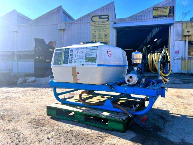 BLANCHARD CUVE D'ARROSAGE PULVERISATEUR AVEC POMPE ELECTRIQUE SUR BERCE (NET DE TVA) - Навесной опрыскиватель: фото 1 BLANCHARD CUVE D'ARROSAGE PULVERISATEUR AVEC POMPE ELECTRIQUE SUR BERCE (NET DE TVA) - Навесной опрыскиватель: фото 1