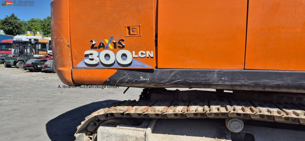 Hitachi ZX 300LCN-6 Schaden imHeckbereich, läuft aber !! 8125 h - Гусеничный экскаватор: фото 3 Hitachi ZX 300LCN-6 Schaden imHeckbereich, läuft aber !! 8125 h - Гусеничный экскаватор: фото 3