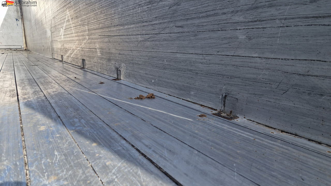 Schmitz SW 24 Schubboden, Liftachse,Ersatzradhalterung Kabelfernbedienung, Trichter - Полуприцеп с подвижным полом: фото 3 Schmitz SW 24 Schubboden, Liftachse,Ersatzradhalterung Kabelfernbedienung, Trichter - Полуприцеп с подвижным полом: фото 3