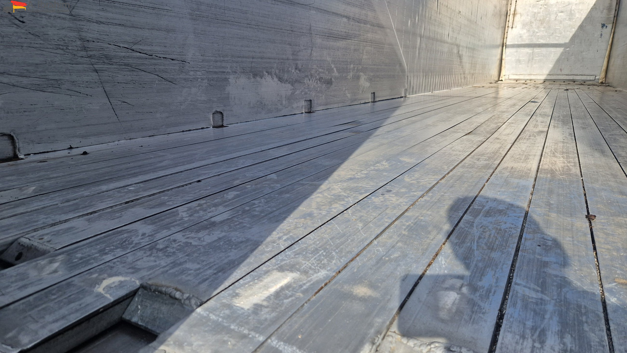 Schmitz SW 24 Schubboden, Liftachse,Ersatzradhalterung Kabelfernbedienung, Trichter - Полуприцеп с подвижным полом: фото 2 Schmitz SW 24 Schubboden, Liftachse,Ersatzradhalterung Kabelfernbedienung, Trichter - Полуприцеп с подвижным полом: фото 2