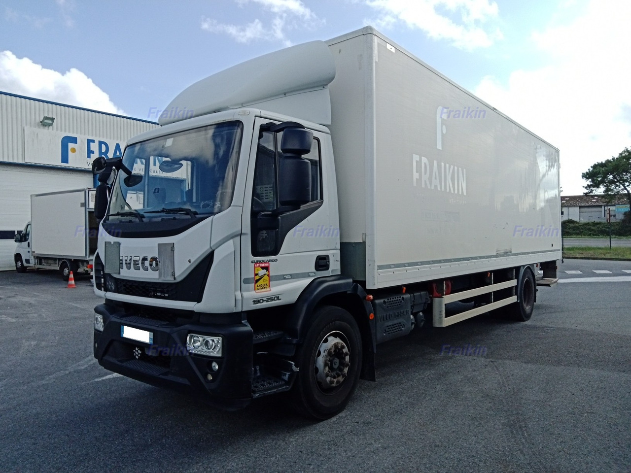 IVECO EUROCARGO 180/190EL25P - Грузовик с закрытым кузовом: фото 1 IVECO EUROCARGO 180/190EL25P - Грузовик с закрытым кузовом: фото 1