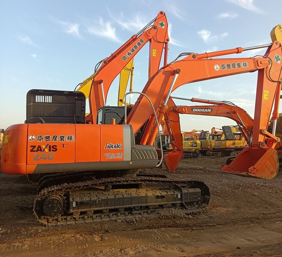 Hitachi ZX240 - Гусеничный экскаватор: фото 1 Hitachi ZX240 - Гусеничный экскаватор: фото 1