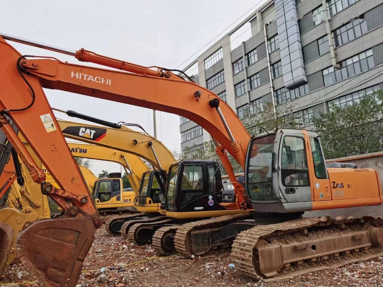 Hitachi ZX270 - Гусеничный экскаватор: фото 3 Hitachi ZX270 - Гусеничный экскаватор: фото 3