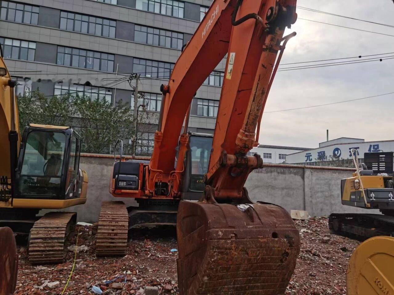 Hitachi ZX270 - Гусеничный экскаватор: фото 2 Hitachi ZX270 - Гусеничный экскаватор: фото 2