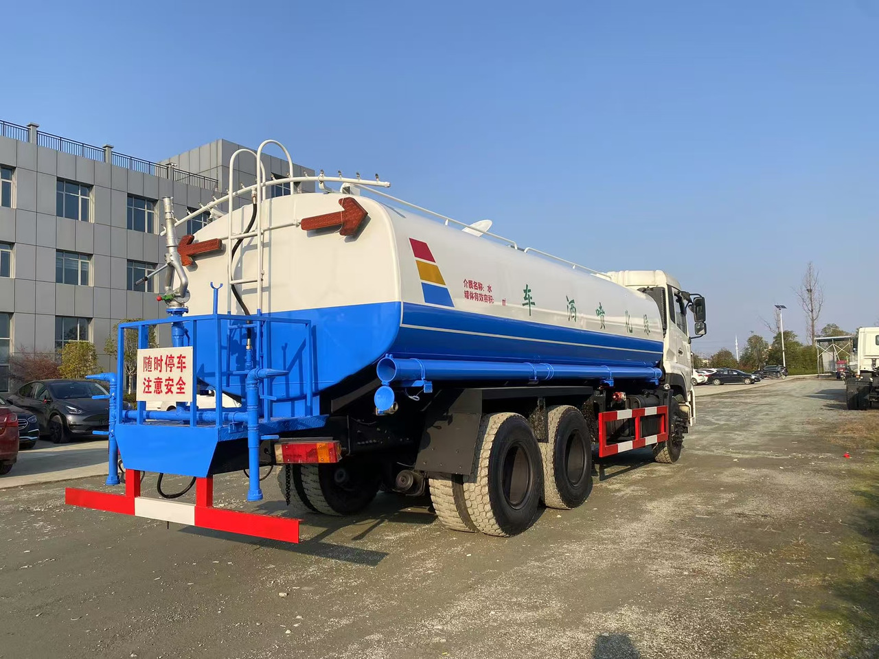 DONGFENG 20000L water truck Sprinkler - Грузовик-цистерна: фото 2 DONGFENG 20000L water truck Sprinkler - Грузовик-цистерна: фото 2