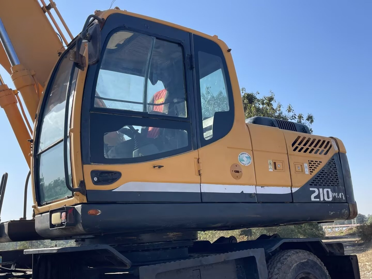 HYUNDAI 210W-9 - Колёсный экскаватор: фото 4 HYUNDAI 210W-9 - Колёсный экскаватор: фото 4