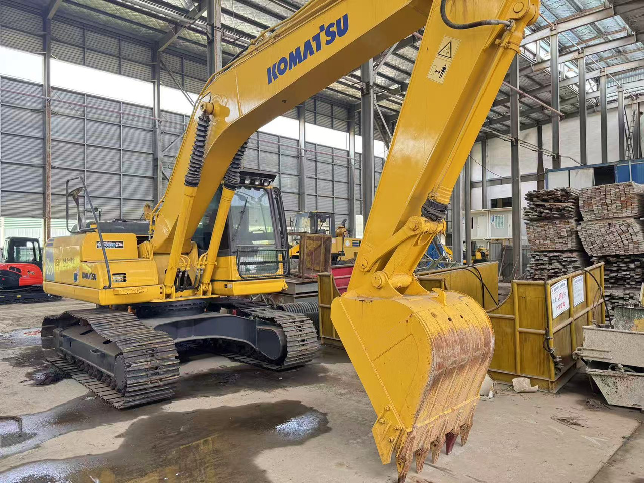 KOMATSU PC200-8 - Гусеничный экскаватор: фото 1 KOMATSU PC200-8 - Гусеничный экскаватор: фото 1