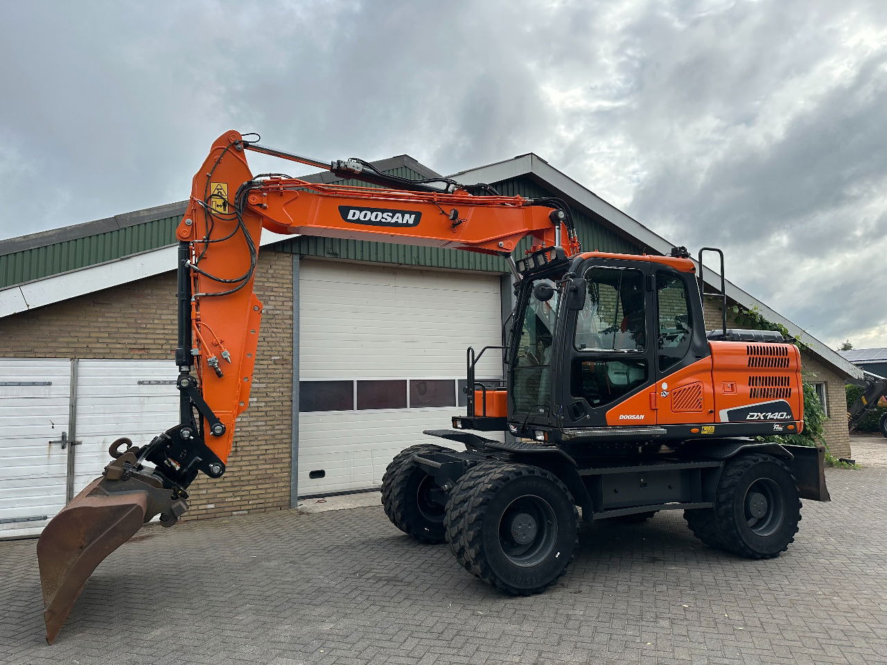 Doosan DX140W-5 - Колёсный экскаватор: фото 2 Doosan DX140W-5 - Колёсный экскаватор: фото 2