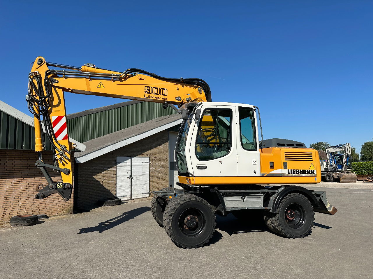 Liebherr A900C - Колёсный экскаватор: фото 1 Liebherr A900C - Колёсный экскаватор: фото 1