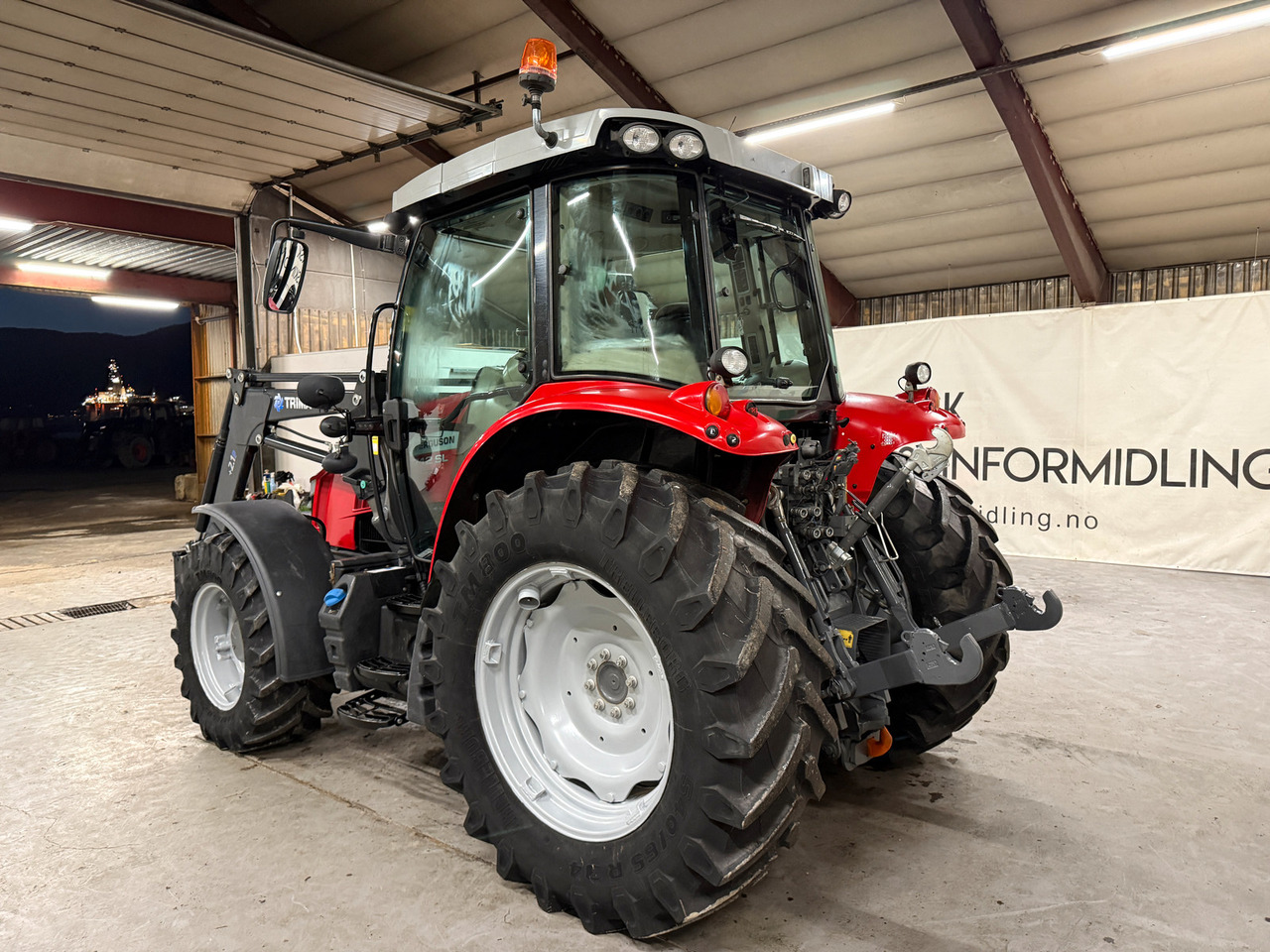 Massey Ferguson 5712 SL Dyna4 - Трактор: фото 3 Massey Ferguson 5712 SL Dyna4 - Трактор: фото 3