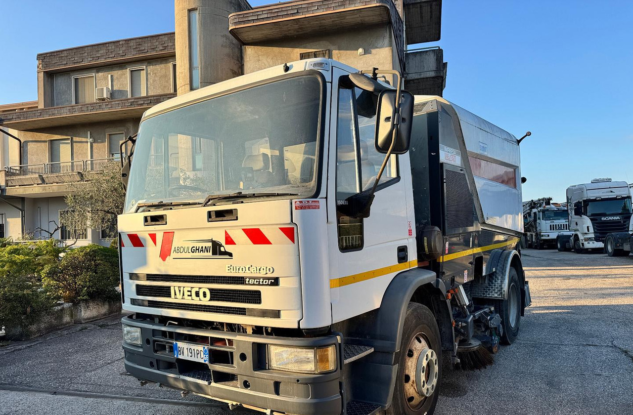 Iveco EuroCargo 150E18 spazzatrice - Другая техника: фото 1 Iveco EuroCargo 150E18 spazzatrice - Другая техника: фото 1