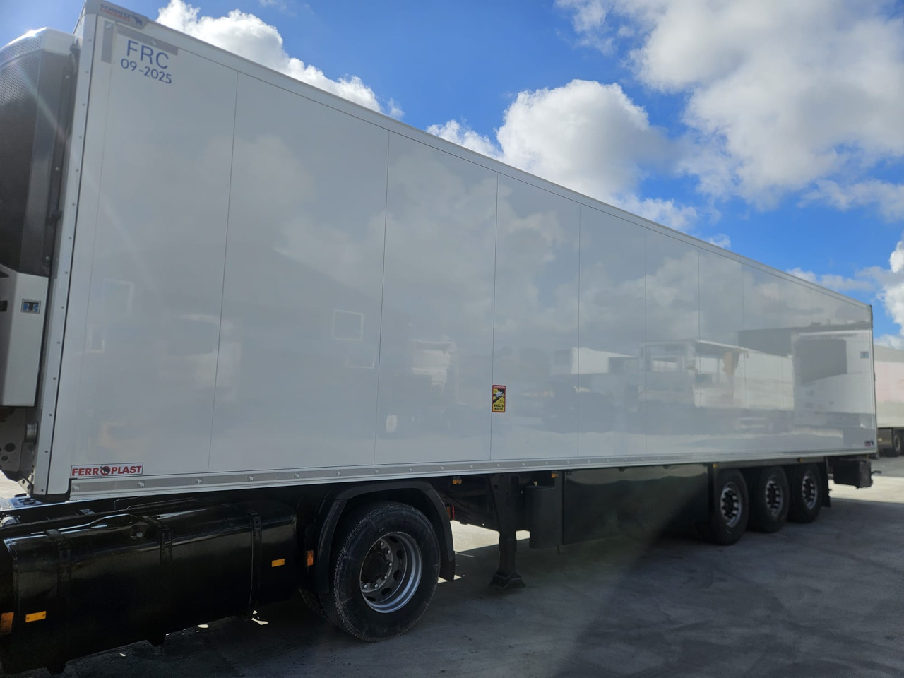 SCHMITZ CARGOBULL SKO 24/L - FP 60 ThermoKing SLXi300 - Полуприцеп-рефрижератор: фото 2 SCHMITZ CARGOBULL SKO 24/L - FP 60 ThermoKing SLXi300 - Полуприцеп-рефрижератор: фото 2