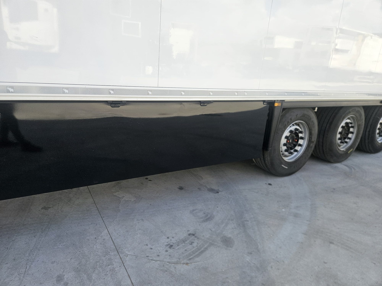 SCHMITZ CARGOBULL SKO 24/L - FP 60 ThermoKing SLXi300 - Полуприцеп-рефрижератор: фото 3 SCHMITZ CARGOBULL SKO 24/L - FP 60 ThermoKing SLXi300 - Полуприцеп-рефрижератор: фото 3