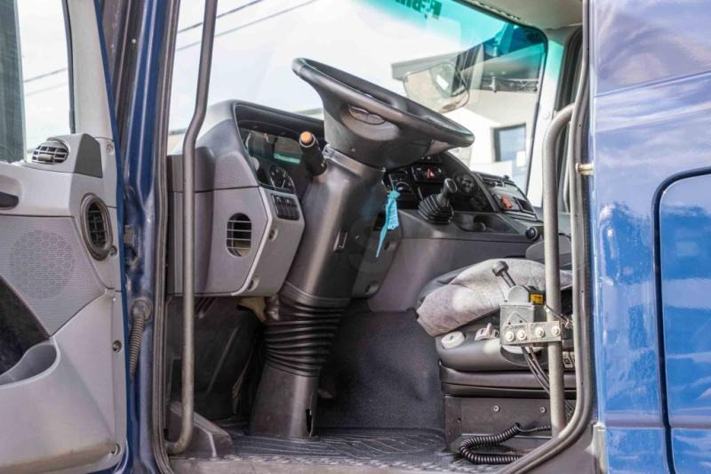 Фото интерьера 1: Тягач Mercedes ACTROS 1846 LS-MP3+HYDR.+ADR