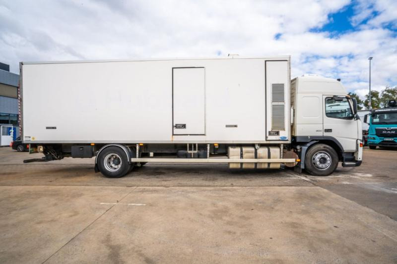 Volvo FM 9 300 GLOB+POUSSIN/CHICKEN/KUIKEN/KÛKEN - Рефрижератор: фото 3 Volvo FM 9 300 GLOB+POUSSIN/CHICKEN/KUIKEN/KÛKEN - Рефрижератор: фото 3