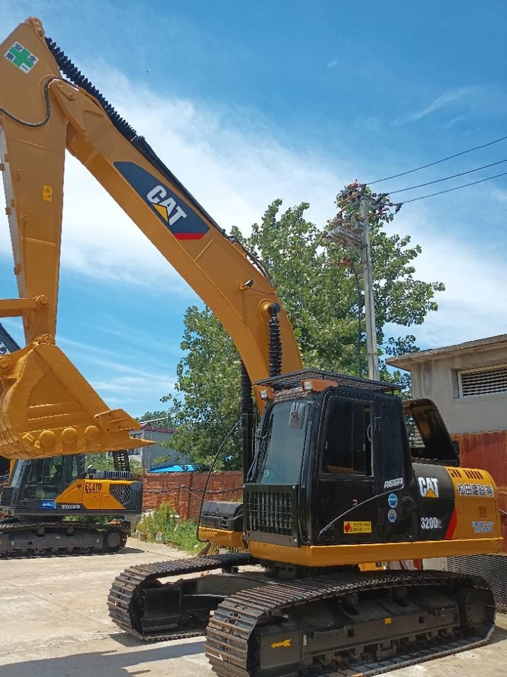 CAT 320D2L - Гусеничный экскаватор: фото 3 CAT 320D2L - Гусеничный экскаватор: фото 3