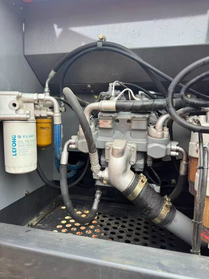 Hitachi ZX 200 - Гусеничный экскаватор: фото 4 Hitachi ZX 200 - Гусеничный экскаватор: фото 4