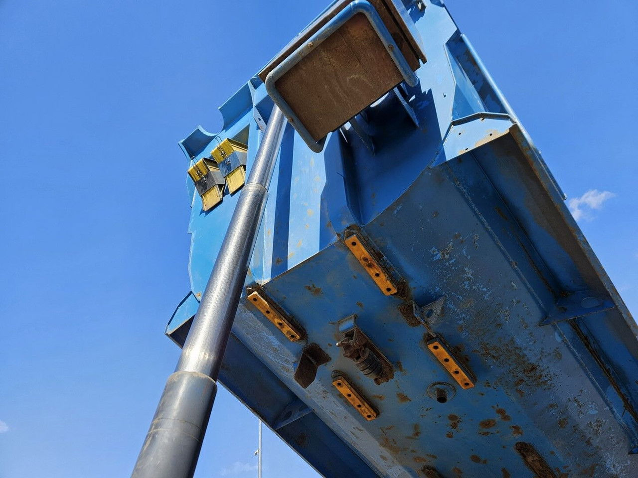 Scania R420 8x4 - Tipper - full spring - 2007 year - Самосвал: фото 4 Scania R420 8x4 - Tipper - full spring - 2007 year - Самосвал: фото 4