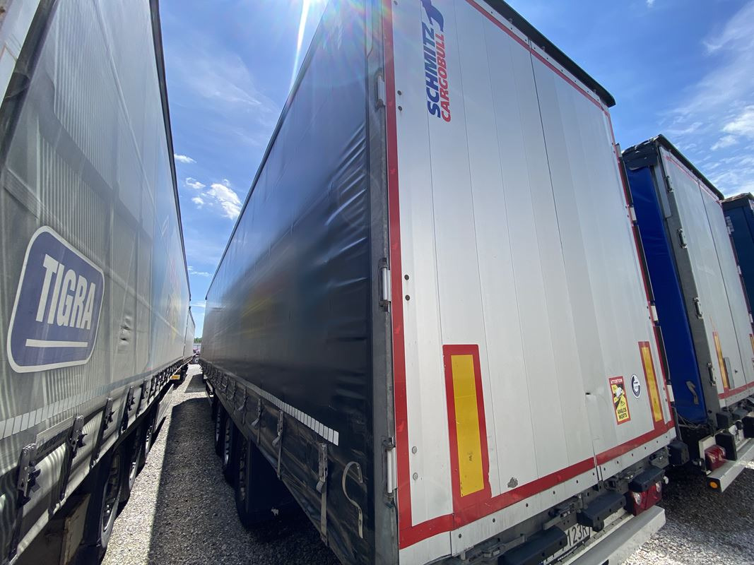 SCHMITZ CARGOBULL SCB S3T FIRANA - Тентованный прицеп: фото 2 SCHMITZ CARGOBULL SCB S3T FIRANA - Тентованный прицеп: фото 2